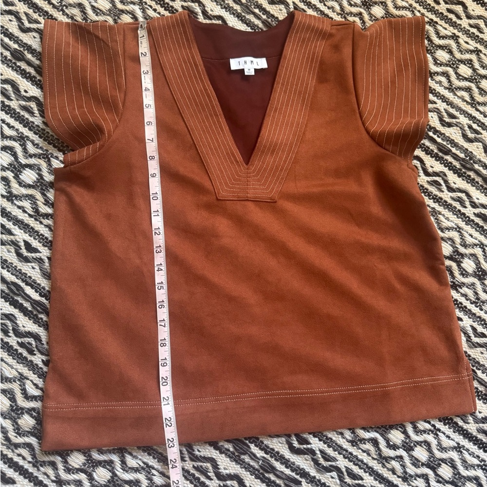 THML NWOT Rust Faux Suede Flutter Sleeve V-Neck Top M - Picture 4 of 5